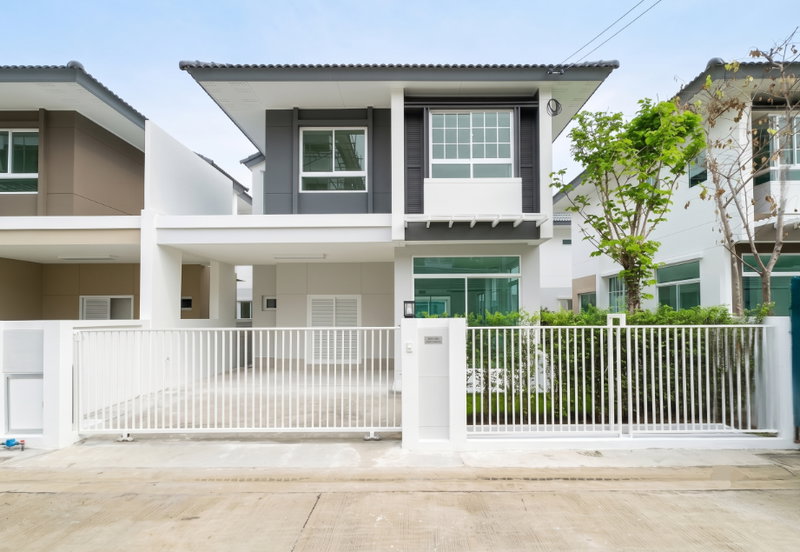 Twin houses for rent : ✨ For Rent: Twin House, Trendy Tara Bangna Project, 35 sq.wa, 2 stories, 3 bedrooms, 2 bathrooms, only 25,000 THB per month 🏡💖