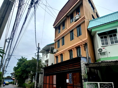 อาคารพาณิชย์ วิทยาลัยเทคนิคราชสิทธาราม : ขายตึก 5 ชั้น พร้อมบ้านเดี่ยวชั้นเดียว ซอยเพชเกษม 79 เนื้อที่ 146 ตรว