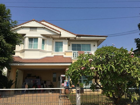 Single house for sale in the quality Land & Houses Park Korat project. The atmosphere is lush and peaceful, ideal for living.