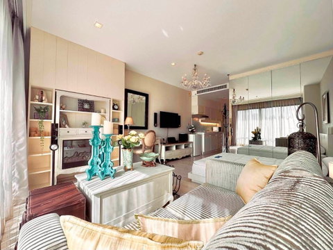 Noble Solo ขาย 1 นอน แต่งหรูสไตล์ Luxury Vintage โทนสีครีมสว่าง เฟอร์นิเจอร์และของตกแต่งดีไซน์คลาสสิก เลย์เอาท์กว้างโปร่งได้วิวสวน