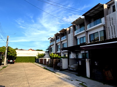 ขายทาวน์โฮม : เจ้าของขายเอง ทาวน์โฮม 3 ชั้น Land & Houses โครงการบ้านใหม่ พระราม 2 – พุทธบูชา 36 (โครงการ 2)