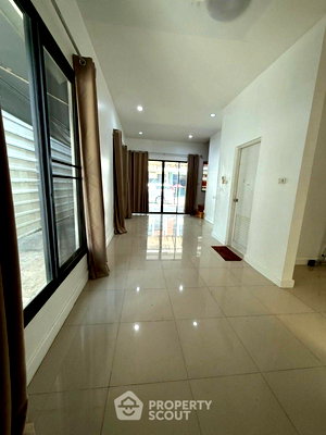 Townhouses for rent  Watcharaphon Station : 3-BR Townhouse At Sixnature Watcharapol, Bang Khen (ID 3160869)