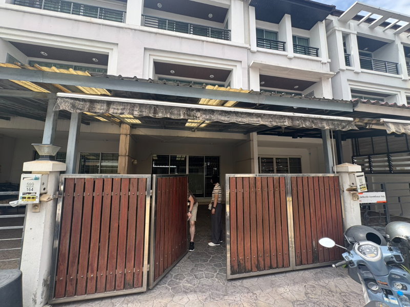 Townhouses for sale : [SALE] Townhome 3 Fl. Baan Klang Krung The Royal Vienna Ratchavipha 3 bed 3 bathroom 3 floor call: 0882246885 line: Tiitletitle