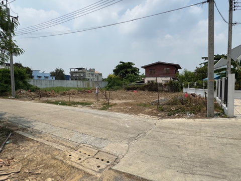 Land for sale in Phetkasem area, Nong Khaem district. Size: 113.80 sq.wa. Located on Soi Phetkasem 77, Sawatdikarn 2, Intersection 16.