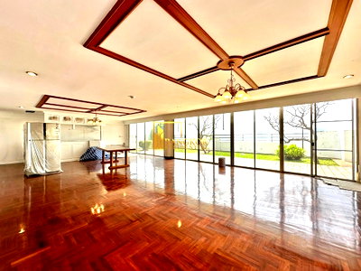 Apartment building for rent Srinakharinwirot University Prasanmit Campus : Enormous 5 Bedroom Penthouse With Private Terrace in Ekkamai - BR21093AP