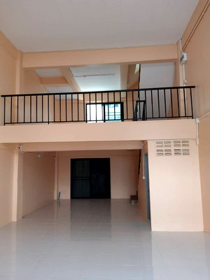 Shophouses for rent วิทยาลัยเทคนิคกาญจนาภิเษกมหานคร : Commercial Building for Rent, Rintong Village, Soi Ramkhamhaeng 190, Min Buri, Bkk. Good location near the entrance of the soi. .
