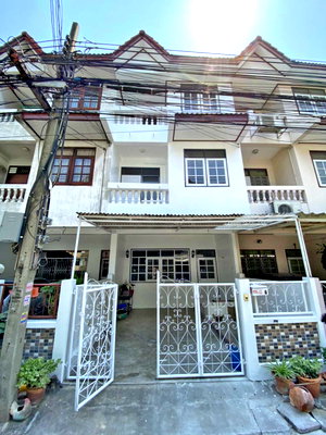 Townhouses for rent Thonburi Vocational College : 3-storey townhome for rent, 19 sq.wah, Soi Charan Sanitwong 23/1. 3BR, 2BA, 1 parking. <100m to main road. Quiet cul-de-sac, ideal for living.