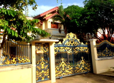 Houses for rent Samut Prakarn : 2-storey detached house for rent, 100 sq m., parking for many cars. Located on Srinakarin Road Near Paolo Samut Prakan Hospital