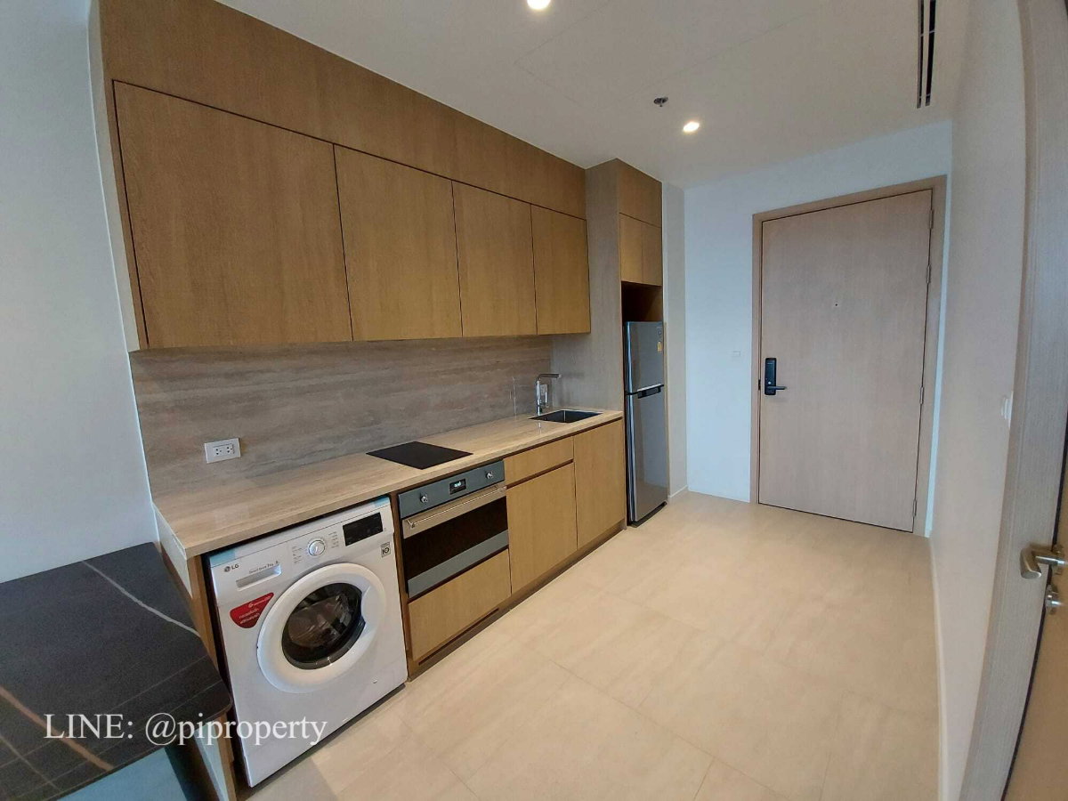 Luxury condo 1 bedroom unit for rent in Silom. BTS Surasak and Silom lifestyle. King Power Mahanakhon view.