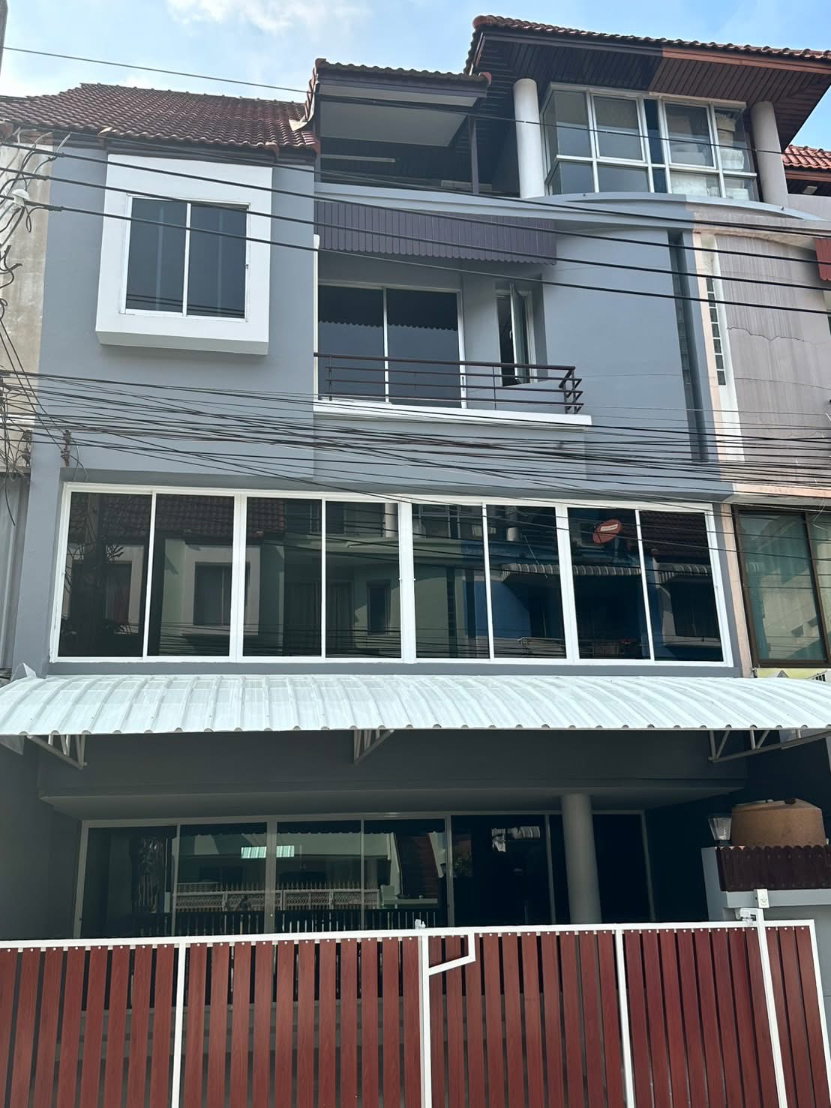 ให้เช่าโฮมออฟฟิศ 4ชั้น ซ.ลาดพร้าว80 ทำเลดี รัชดา เหม่งจ๋าย ทาวน์อินทาว