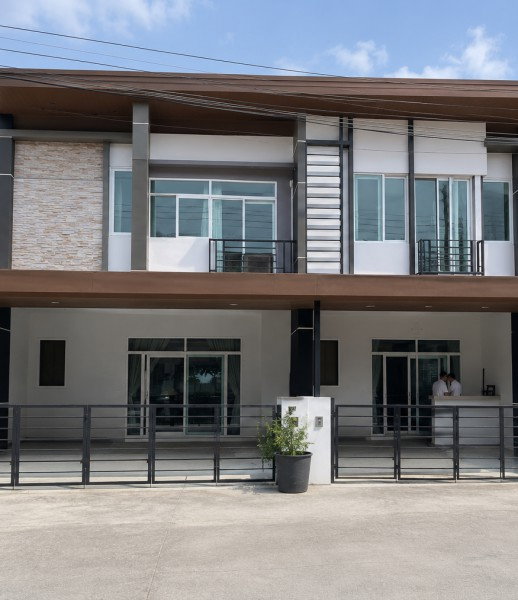 MRT Rat Phatthana 800 m. Mistine intersection 450 m. Townhouse for rent, 2 floors, functions, 3 bedrooms, 3 bathrooms, potential location in
