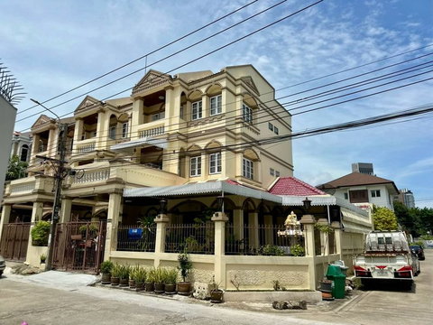 🏠(ขาย)ทาวน์โฮมหลังมุม 📍ปรีดีพนมยงค์ 13 สุขุมวิท 71  💛 39 ตร.ว. บ้าน 3 ชั้น 4 ห้องนอน 🚅ใกล้ BTS พระโขนง