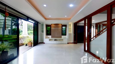 Townhouses for rent Watthana : Live in Luxury: 3BR/4BA Townhouse in Private Sukhumvit Project 1172046