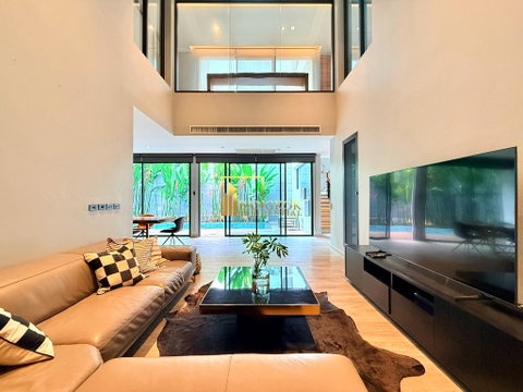 Spacious 3 Bedroom Townhouse For Rent in Phrom Phong Area - BR49098TH