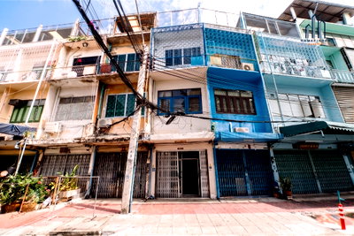 ทาวน์โฮม วิทยาลัยอาชีวศึกษาเสาวภา : Shophouse in Song Wat 4 bedrooms, for sale