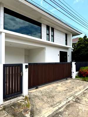 บ้านเดี่ยวให้เช่า : ให้เช่า บ้านเดี่ยว 2 ชั้น เพอร์เฟค เพลส พระราม 9–กรุงเทพกรีฑา บ้านใหม่ Fully Furnished พร้อมเข้าอยู่ (H6944)