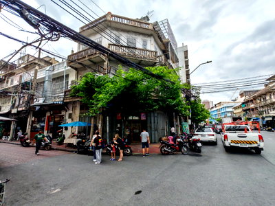 Home office for rent Thonburi Vocational College : 📌 main road corner unit near MRT shophouse for rent in Yaowarat Soi 23