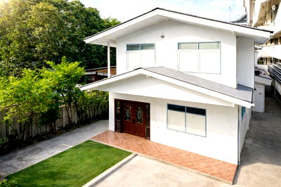 เช่าบ้านเดี่ยว วิทยาลัยพณิชยการบางนา : สุขุมวิท62-68  BTS อุดมสุข 700 ม โฮมออฟฟิศให้เช่า 3 นอน 2 น้ำ . และ คลาวด์ 11 1.1 กม. ขนาด 52 ตร.ว.เหมาะสำหรับ โฮมออฟฟิศ  เข้า-ออกสะดวก