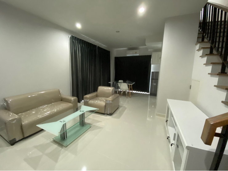 รูป H1001🔥ให้เช่า 📍Baan Klang Muang Watcharapol 📍(บ้านกลางเมือง วัชรพล) ทาวน์โฮม 3 ชั้น เพดานสูง หน้าบ้านไม่ชนใคร ตกแต่งสวยพรีเมี่ยม พร้อมอยู่ - รูปที่ 2/15