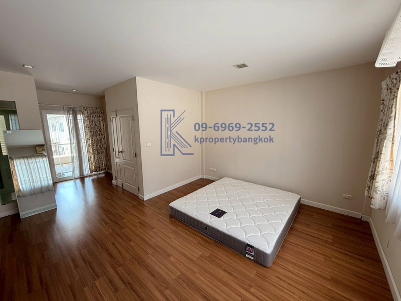 Townhouses for sale : For Sale-Townhome 3 Bed 4 Bath Lat Phrao 71 with EV Charger Near Central Eastville