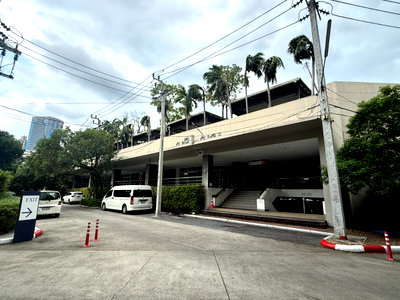 Office for sale Bangkok : Large Commercial Building for Sale in Rama 9, Adjacent to RCA, Near MRT Phra Ram 9