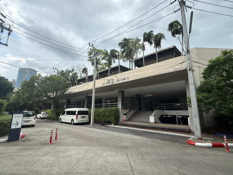 Large Commercial Building for Sale in Rama 9, Adjacent to RCA, Near MRT Phra Ram 9