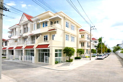 Townhouses for rent โลตัสเอ็กเพลส(สุทธิสาร) : Near Satri Wittaya School 2 km. 36 sq m. 200 sq m. Chokchai 4 Townhome for rent, 3 floors, 4 bedrooms, 3 bathrooms. Suitable for residences,