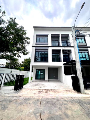 Townhouses for sale Tesco Lotus Srinakarindra : For sale , 3-story townhome, Lumpini Town Place Village, Sukhumvit-Srinakarin, convenient travel, near BTS (TH6924)