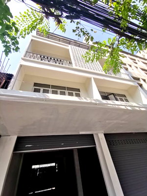 ที่ดิน วิทยาลัยรัชต์ภาคย์เทคโนโลยีและการจัดการ : เจ้าของขายเอง ตึกติดถนนใหญ่เพชรบุรีตัดใหม่เยื้องซอยตรงข้ามเข้าทองหล่อ พื้นที่ตึก2ห้อง 3 ชั้นครึ่ง