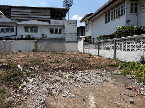 Vacant land for sale in Seri Village, conveniently located near Ramkhamhaeng Road and Rama 9 Road. Land size: 77 square wah.