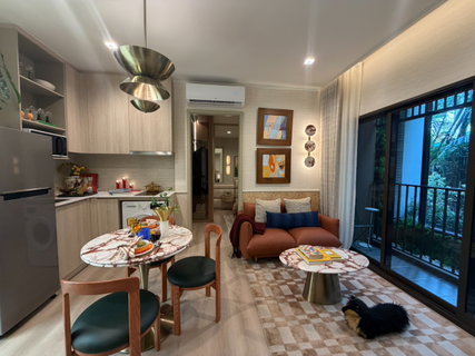 XT 10 New condo in the heart of Ekkamai, features 2 bedrooms and 2 bathrooms.