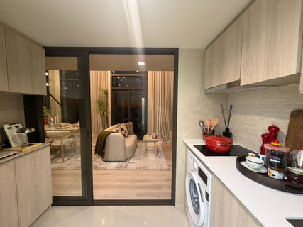 XT 10 New condo in the heart of Ekkamai, offers high-floor loft units with stunning, panoramic city views.