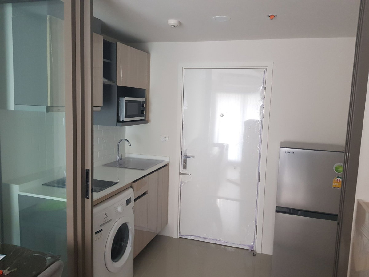 picture Condominium project Phyll Phahon 34, front building, largest corner room, 5th floor, facing inside, not matching anyone else's, good view - 1/12
