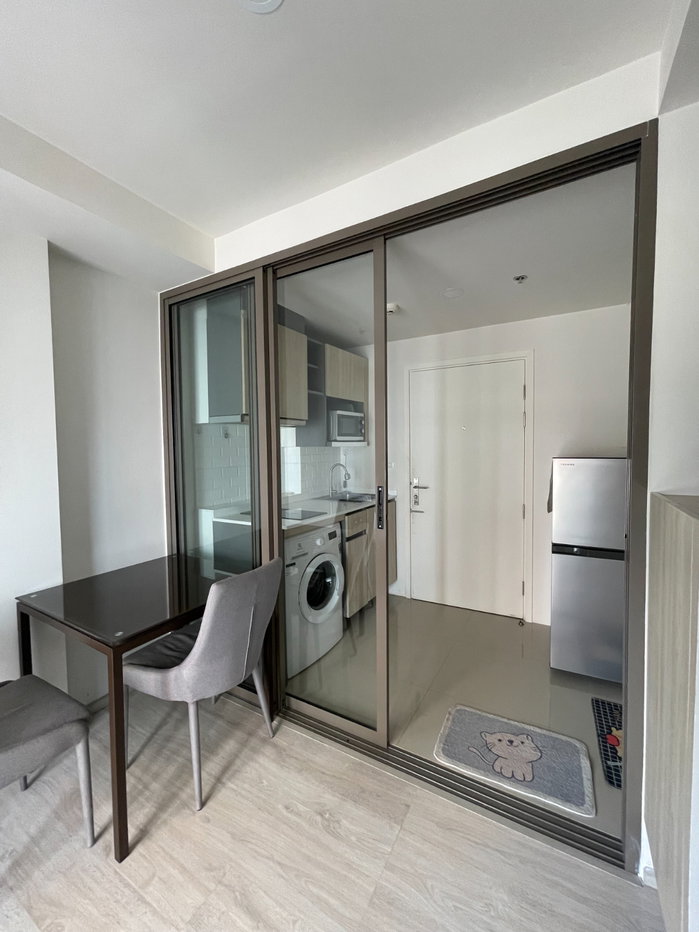 picture Condominium project Phyll Phahon 34, front building, largest corner room, 5th floor, facing inside, not matching anyone else's, good view - 3/12