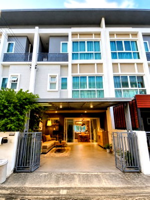 Townhouses for rent Bangkok : Soi Mistine, 5 bedrooms, 3-story townhome, built-in furniture and complete electrical appliances. MRT Rat Phatthana 1.6 km. 4 bathrooms 21 sq m. 187