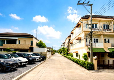 Townhouses for rent โลตัสเอ็กเพลส(สุทธิสาร) : Chokchai 4 Townhome for rent, 3 floors, 4 bedrooms, suitable for residences, companies, offices, clinics and studios, near Satri Witthaya School, 2