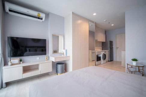 RS7339 For Rent: Life One Wireless, a high-rise condo in a prime location in the heart of Bangkok, near BTS Ploenchit.