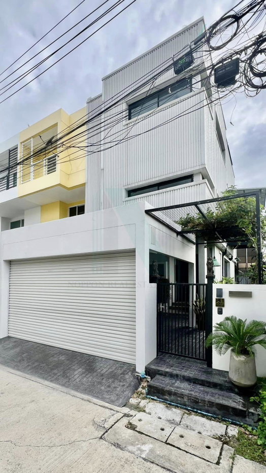 รูป 📌 ให้เช่าทาวน์เฮาส์ โครงการ ดี วัน อ่อนนุช ศรีนครินทร์ 3 ชั้น 2 ห้องนอน 4 ห้องน้ำ - รูปที่ 1/8