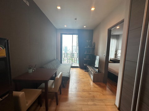 Keyne by Sansiri, a condo fully decorated in dark, modern tones. Built-in kitchen Work desk with natural light Ready to move in