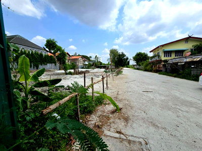 Land for sale ปุณณวิถี 21 : Vacant land for sale in Soi Punnavithi 39, near BTS Punnavithi. Convenient transportation. (N.2086)