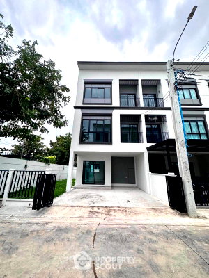 Townhouses for sale Tesco Lotus Srinakarindra : 4-BR Townhouse At Lumpini Town Place Sukhumvit Srinakarin (ID 3172079)