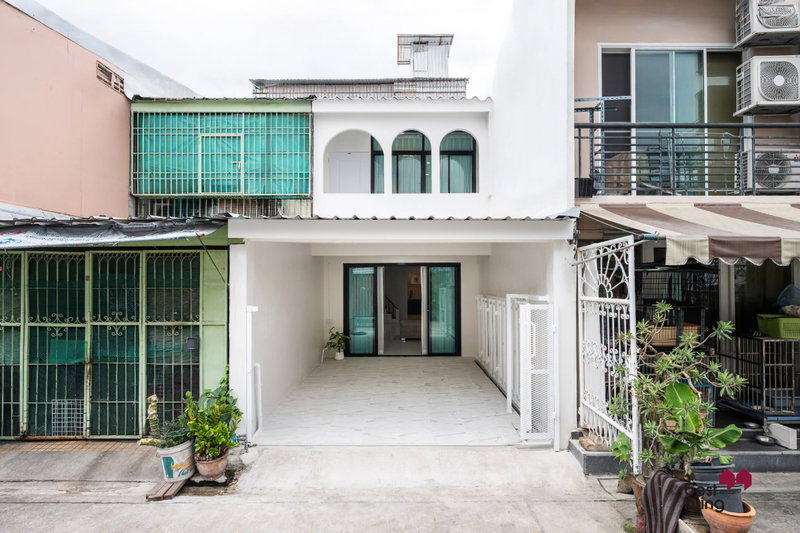 Townhouses for sale : Pracharatbamphen 9 Huaikwang Renovated Townhouse Near MRT Huai Khwang