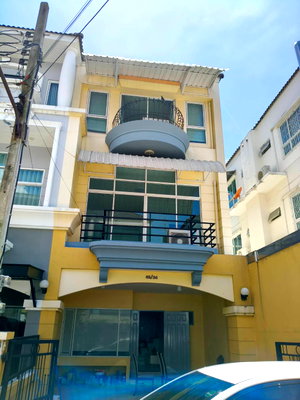 Townhouses for rent  Watcharaphon Station : Affordable house for rent in a great location, very close to the Pink Line Skytrain.