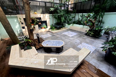 บ้านเดี่ยว ถนนสุขุมวิท : ขายที่ดินหายากในย่านพร้อมพงษ์ พร้อมบ้าน 2 หลัง
