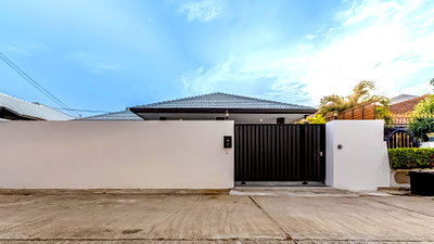 เช่าบ้านเดี่ยว ชลบุรี : Private Pool Villa for Rent Huay Yai East Pattaya 4 Bedroom