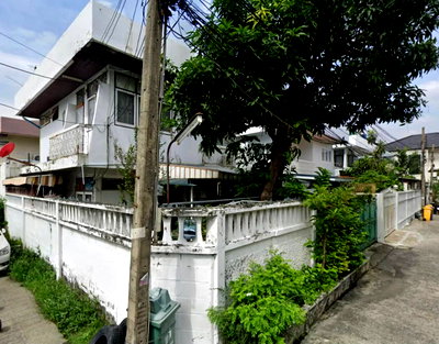 Houses for sale Bangkok : Single house sale Ratchada Rama9 near MRT Rama 9. Land with an old house, 47 sq.wa Ratchadaphisek Soi 3, near Central Rama 9, Fortune Town, Esplanade