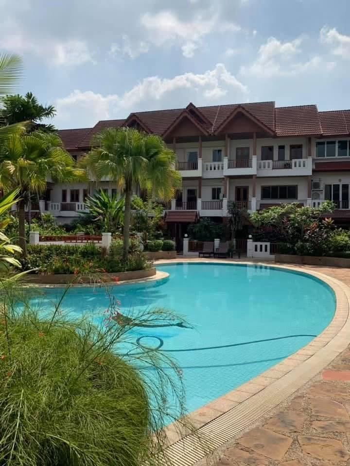 Townhouses for rent : Villa 49 Sukhumvit 49 | 4-Storey Townhouse | 3+1 Bedrooms | 400 Sq.m. | Near BTS Phrom Phong Line ID: puttcapital