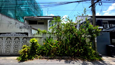 Houses for sale Bangkok : House for sale Ekkamai22, Yaowarat Soi, Sukhumvit. Land 42.5 sq.wah. good location, wide road,access both Ekkamai and Pridi Phanomyong  Near Thonglor.