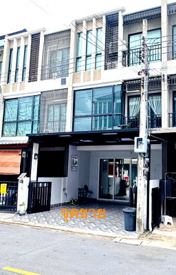 บ้านเดี่ยว ลาดพร้าว 71 : ขายทาวน์โฮม 3 ชั้น หมู่บ้านไพร์ม เพียง 100 ่จากถนนเกษตร นวมินทร์ ถึงหมู่บ้านแต่งสวยพร้อมอยู่ เป็นทั้งสำนักงานและที่พัก  3น,4 น้ำ ต่อเติมชั้น1,2อย่างดี
