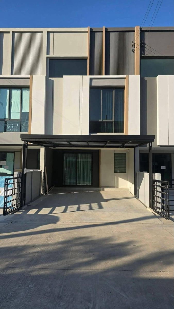 ทาวน์โฮมให้เช่า : ให้เช่า Pleno Sukhumvit–Bangna 4 (Pleno Mega Chic) บ้านใหม่ 155 ตร.ม. มี Working Space ใกล้ Mega Bangna เพียง 800 เมตร